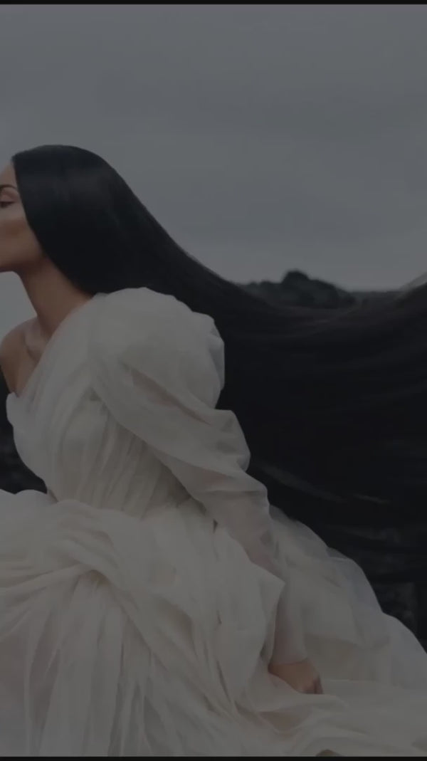 Мінімалістична система догляду за волоссям із двох продуктів,
що замінює десятки баночок і дарує салонний результат щодня.