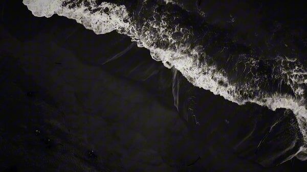 Мінімалістична система догляду за волоссям із двох продуктів,
що замінює десятки баночок і дарує салонний результат щодня.